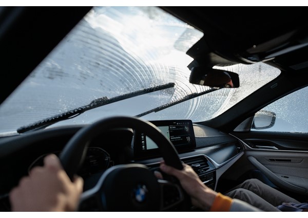 BMW水刀式雨刷片組，精準的髒污清潔效能，降低泡沫的形成